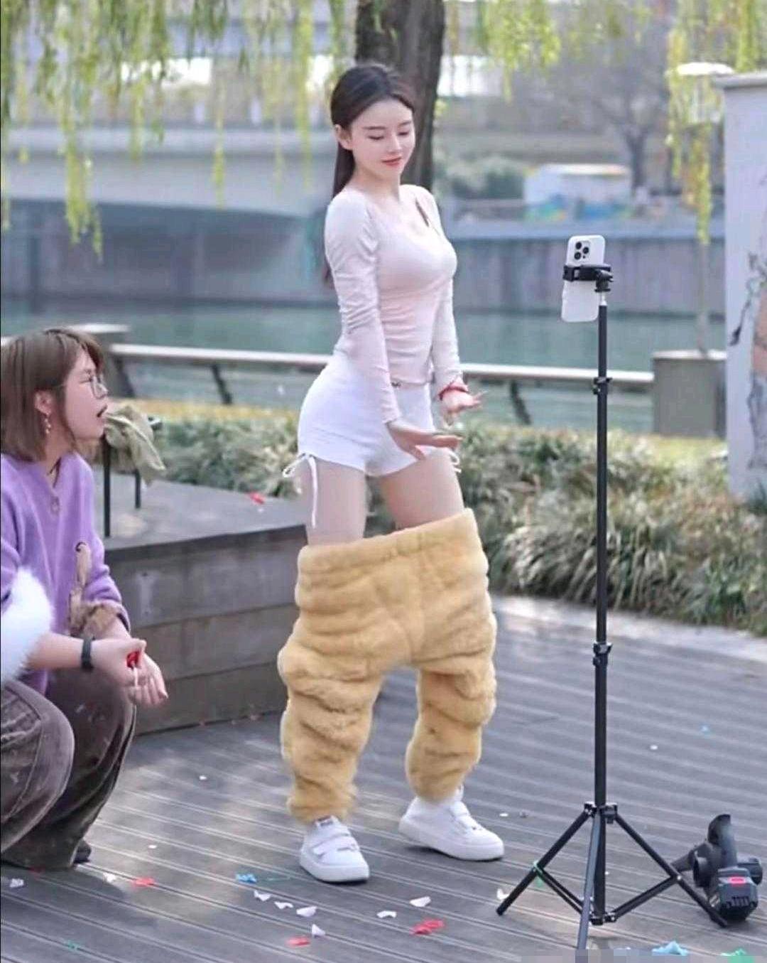 或许你们爱看的小姐姐跳舞视频背后是这样拍摄的！
别再沉迷小姐姐跳舞了！幕后拍摄笑