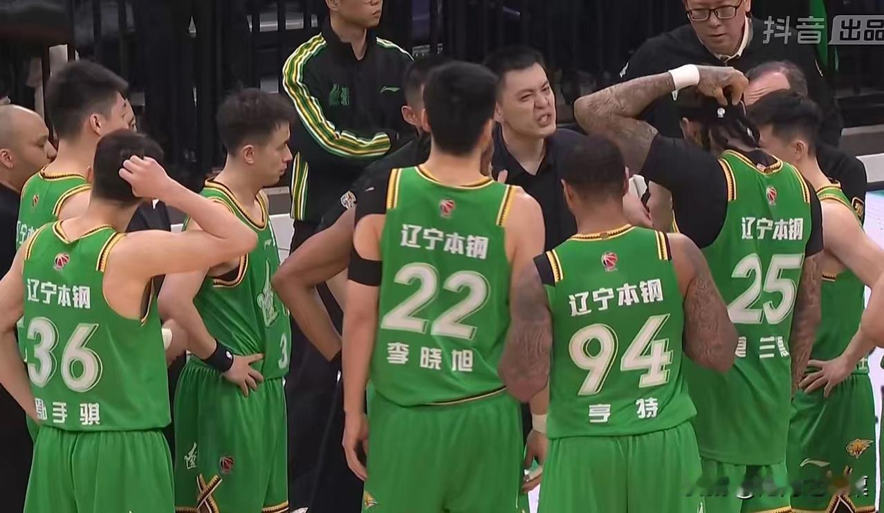 辽宁男篮最后1分多钟简直都是在抱摔，山东男篮队员一个接一个的被拉倒，但主裁判的哨