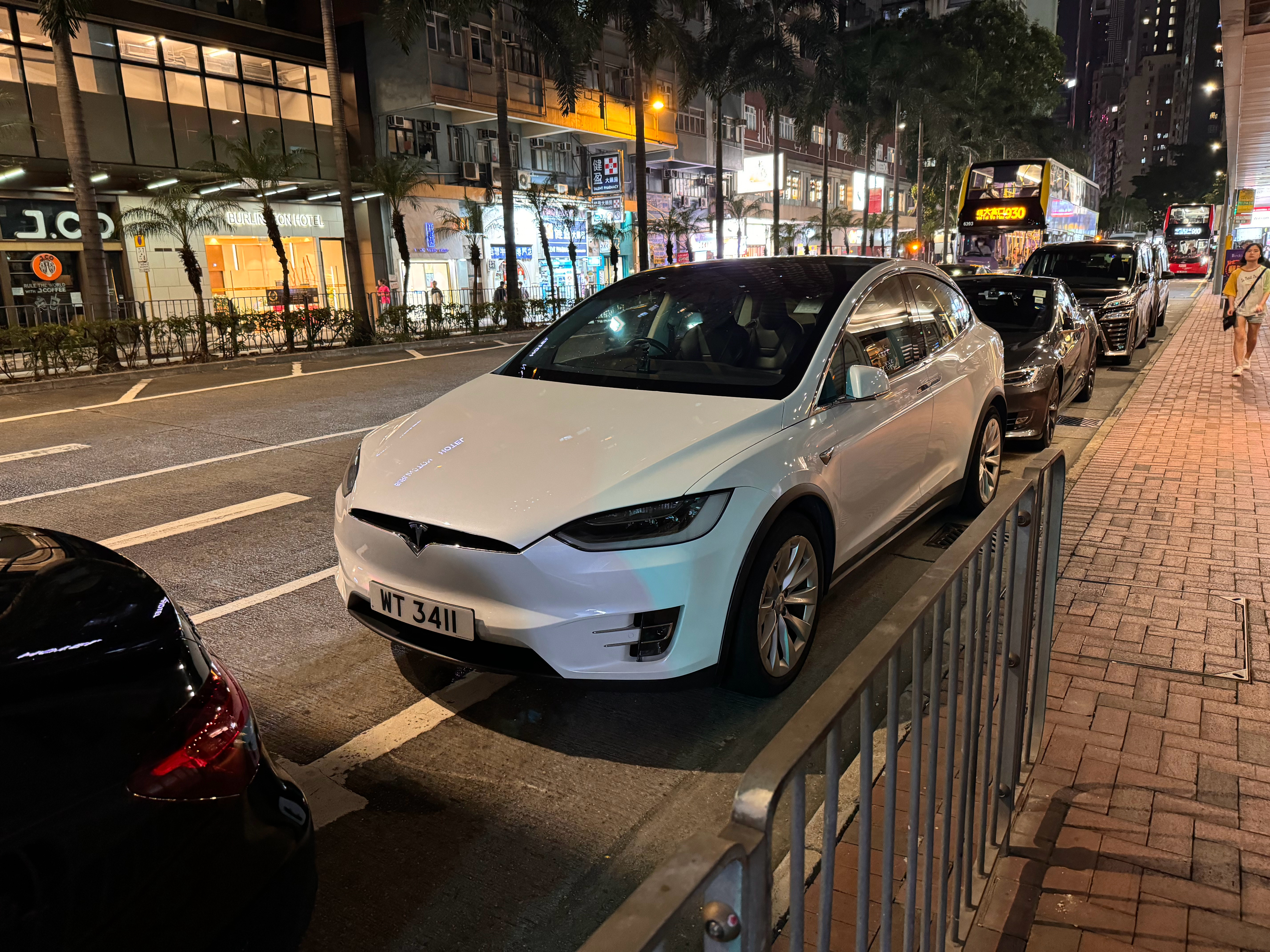 香港model S真的多。而且香港黑白车牌真的帅啊，model3新款大家选哪个颜