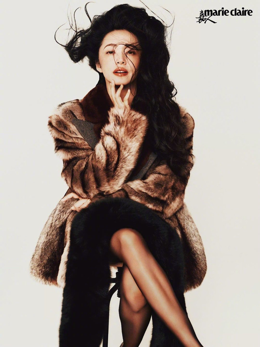 姚晨 经济上行的美 被姚晨这组OOTD狠狠种草！高盘发利落大气，大耳环吸睛亮眼，