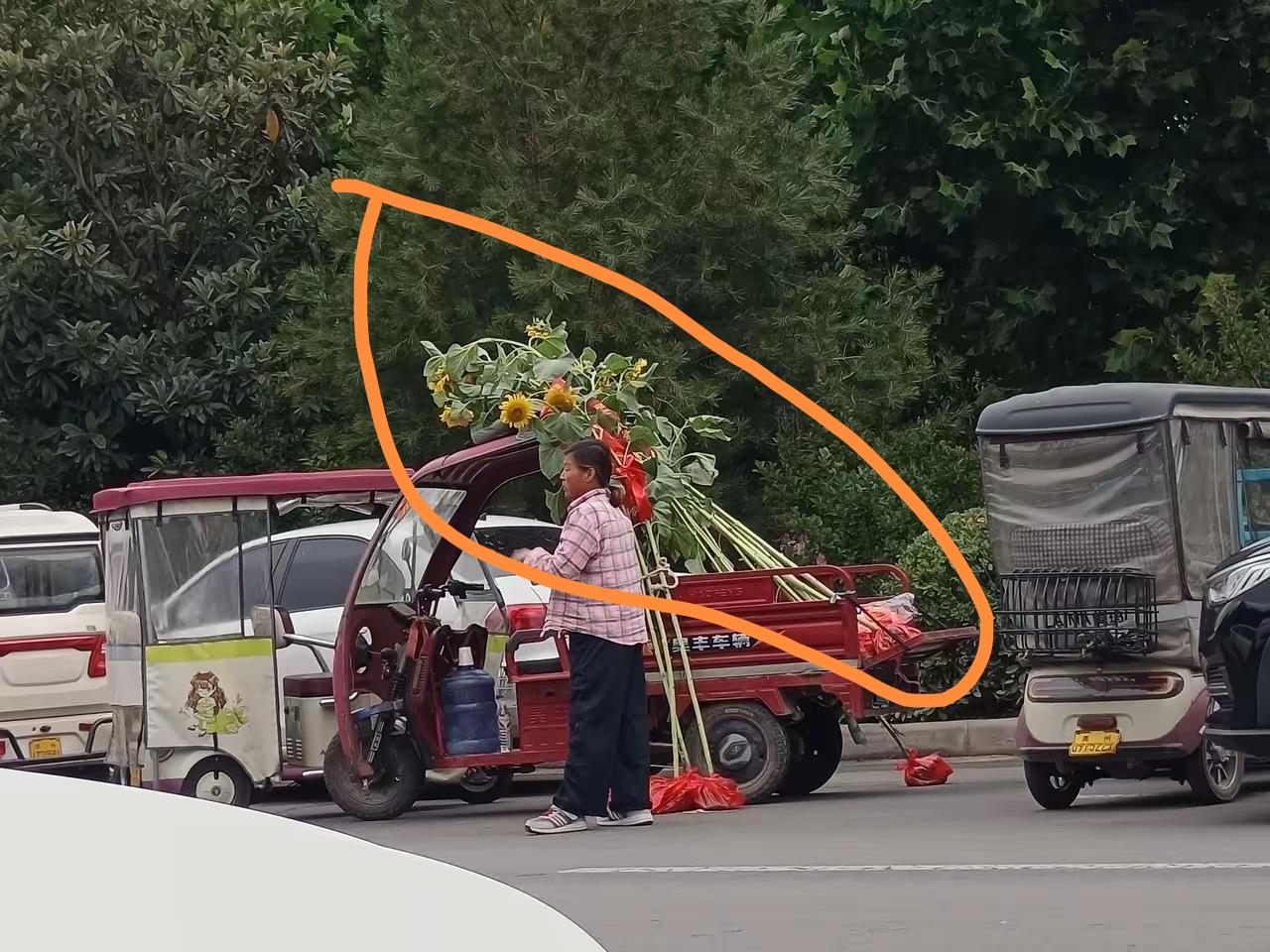 日子选得好，明天变富豪；
位置选得对，想买得排队。
高考期间，找个考点去摆摊，矮