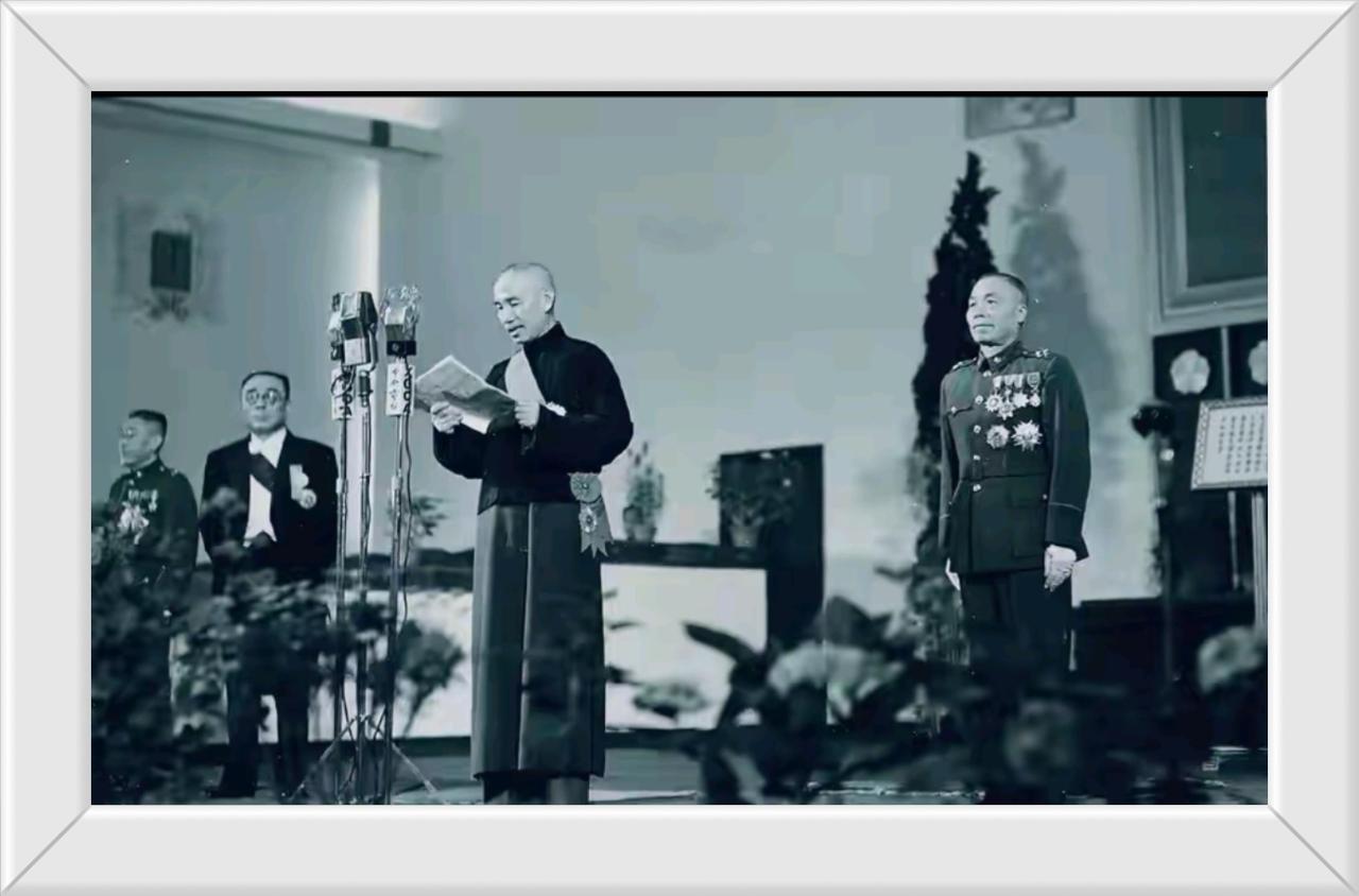 蒋介石玩个小心眼，把副职李宗仁整得像个随从副官，尴尬得目光发直浑身大汗。

19