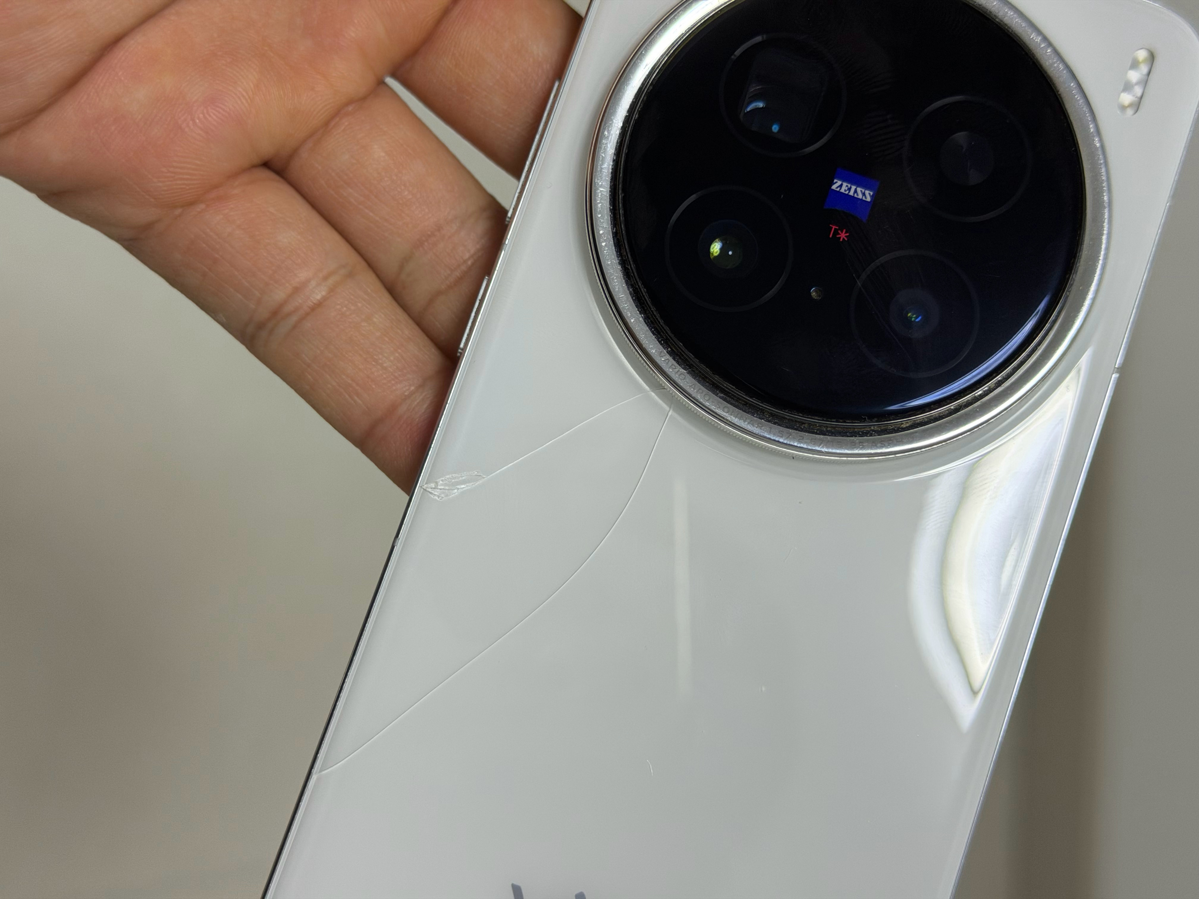 去年冬天，X200Pro放在窗台上，就不小心把后盖冻裂了，看了一下换一块玻璃还得