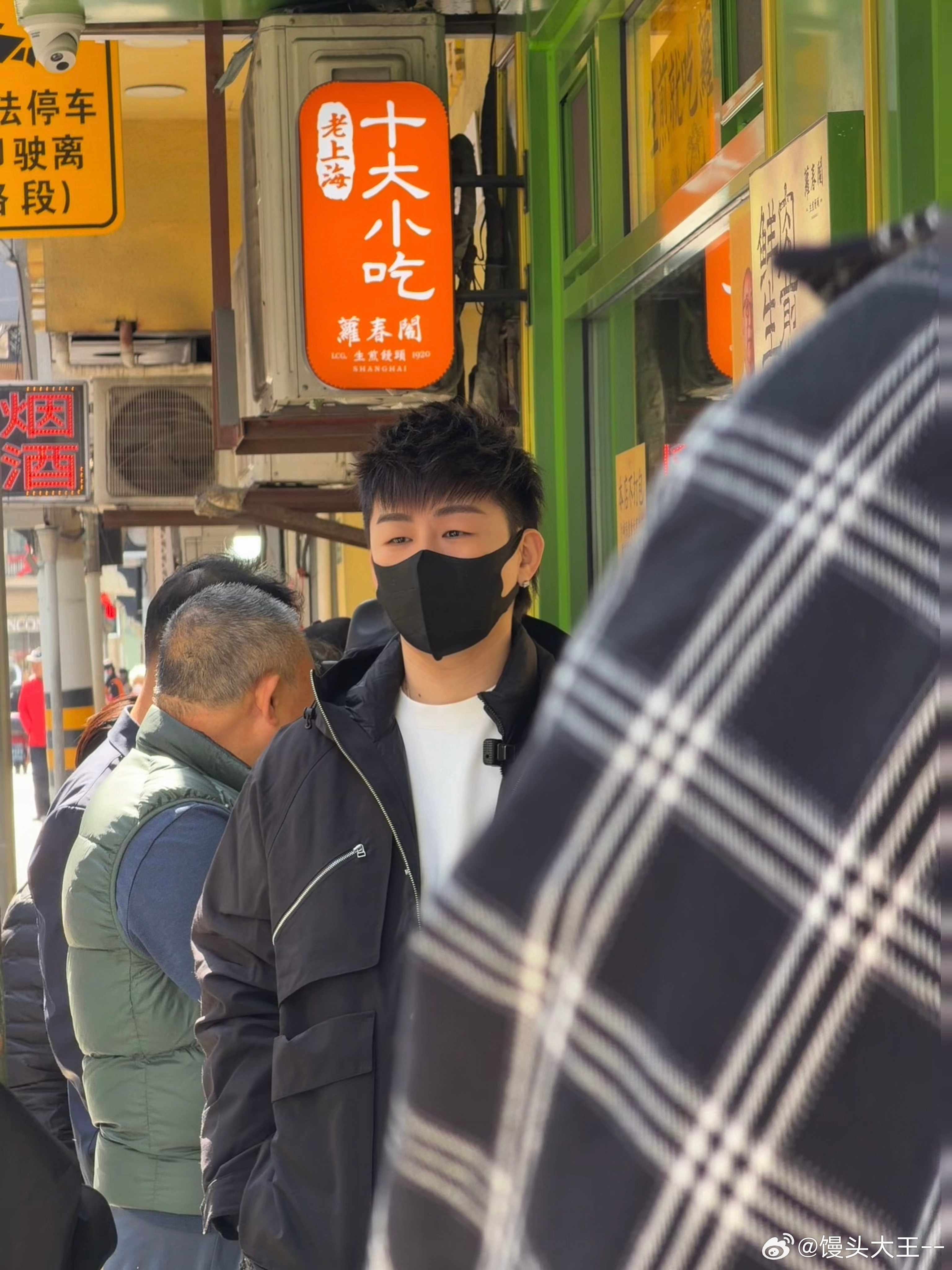 公园偶遇胡彦斌 哇哦！在公园撞见胡彦斌！他不是正忙着开演唱会嘛，这会儿出现在公园