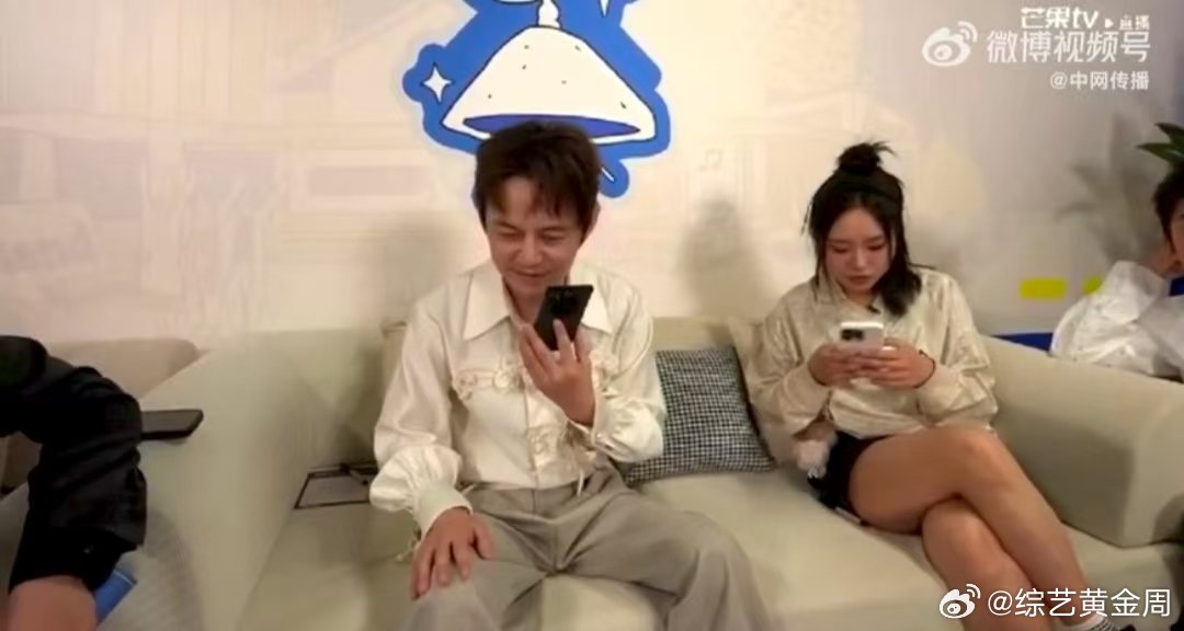 何炅告诉魏大勋这是在直播我们的宿舍 谁懂啊！他俩连线像在看自家亲戚聊天！大勋调侃