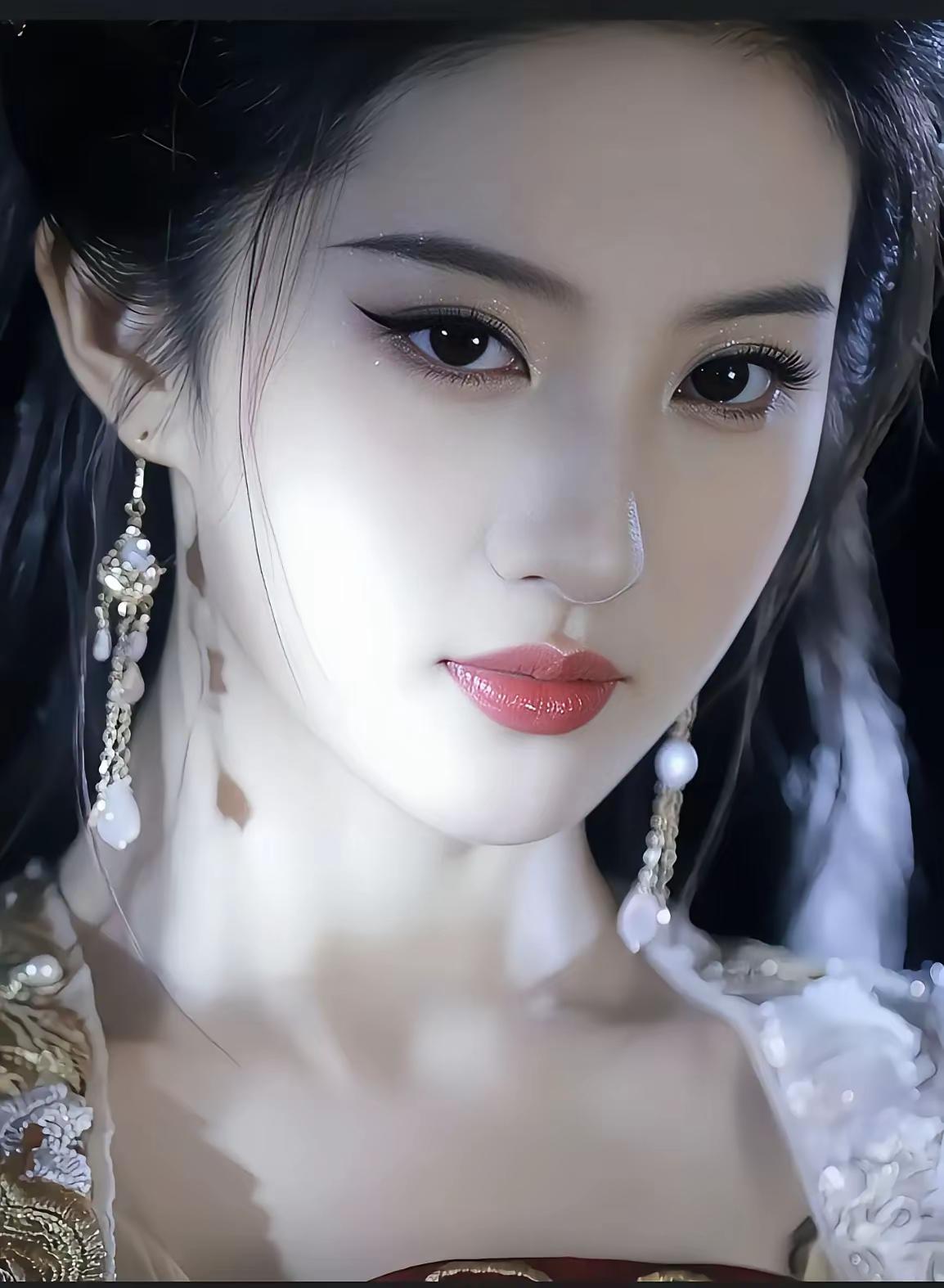 刘亦菲可谓完美无瑕
好似她全然没有缺点
那精致的面容，挑不出半分瑕疵
自出演《金