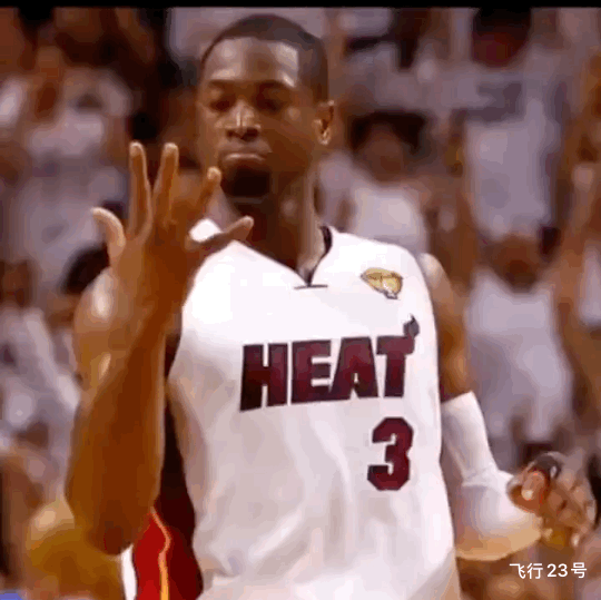 当家球员最后一球该不该甩锅？
主持人：你的球队落后一分，你会选择传给谁来投最后一