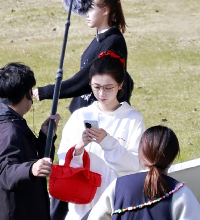 虞书欣双轨丸子头眼镜造型 温柔善良的大姐姐[舔屏][舔屏]爱死了期待虞书欣姜暮清