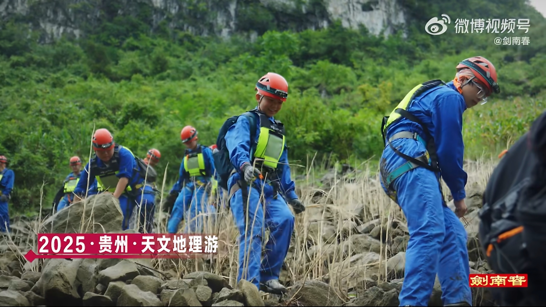 剑南春强国青年共赴未来那年高考完电话查分，手抖得输错好几次准考证号。听到话筒里报