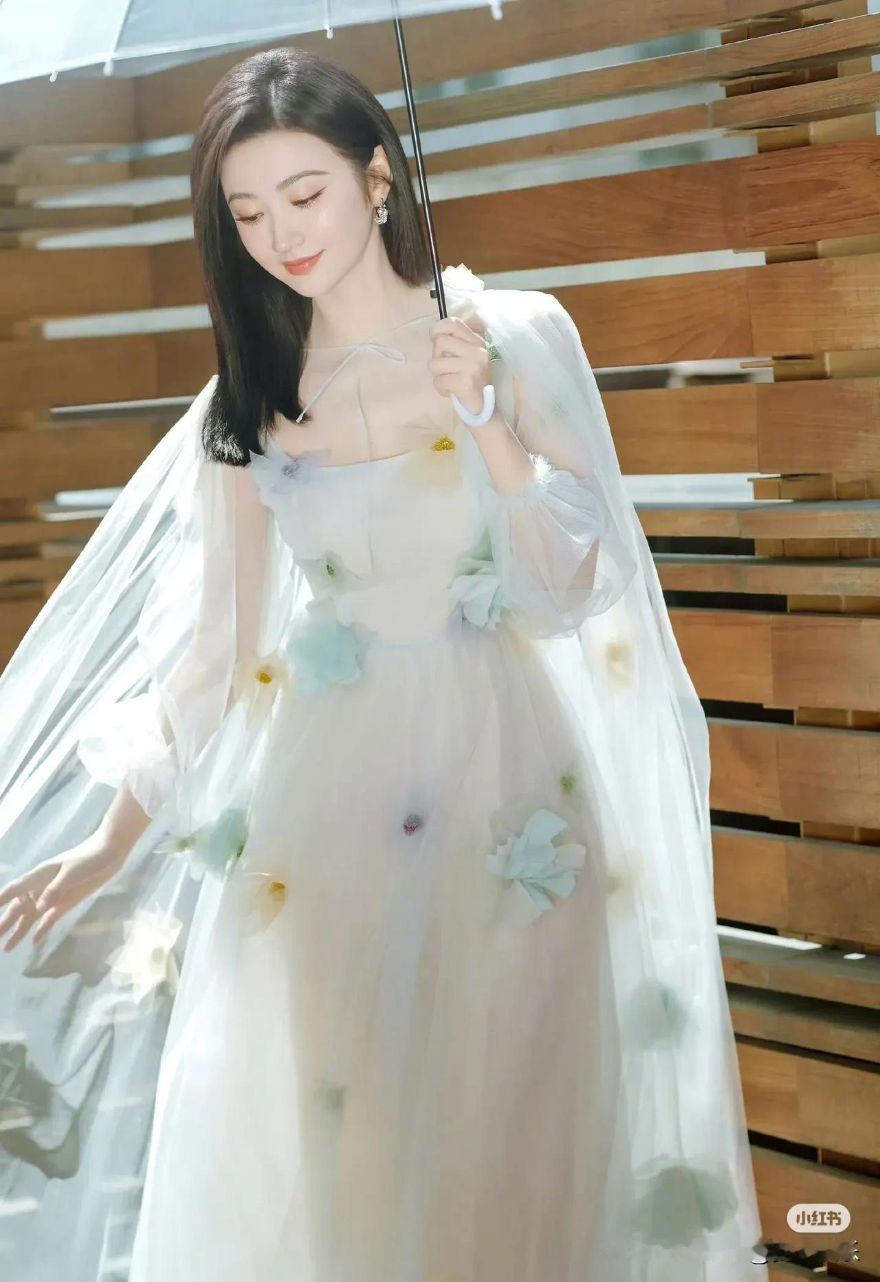 景甜今日新物料，这位仙女白到发光了💐
景甜今日新物料，穿着仙女裙好美，阳光下白