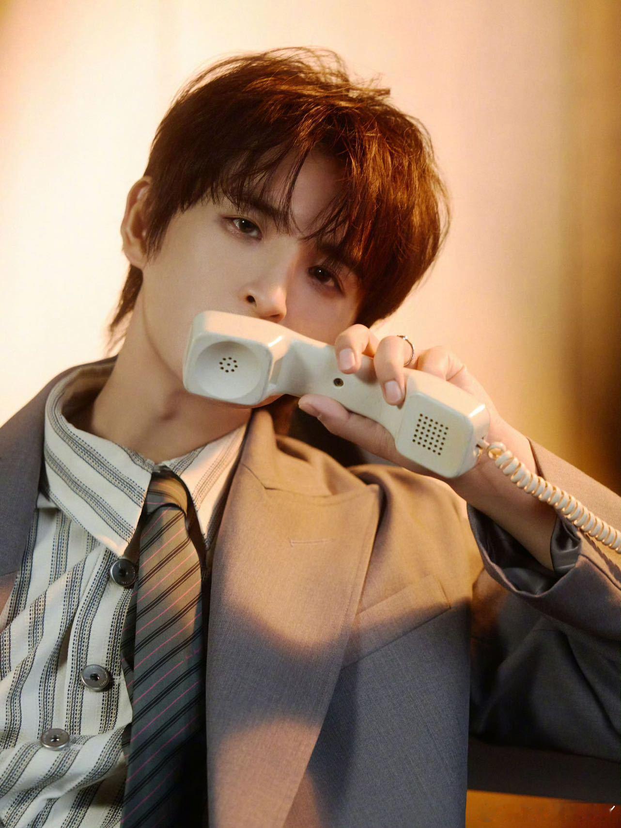 张远我也不小了也经历过一些 的歌声里有一种魔力，能让人瞬间安静下来，沉浸在歌曲的