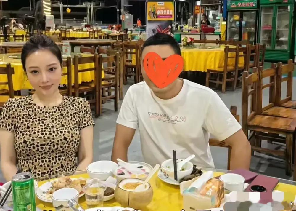 都在说甜馨被孤立了，可李小璐好像还蒙在鼓里。她倒好，穿着豹纹紧身衣在三亚度假，4