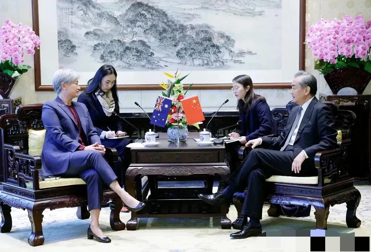 来而不往非礼也。外交场合翘二郎腿通常被视为不礼貌行为，澳大利亚外长黄英贤会谈时习