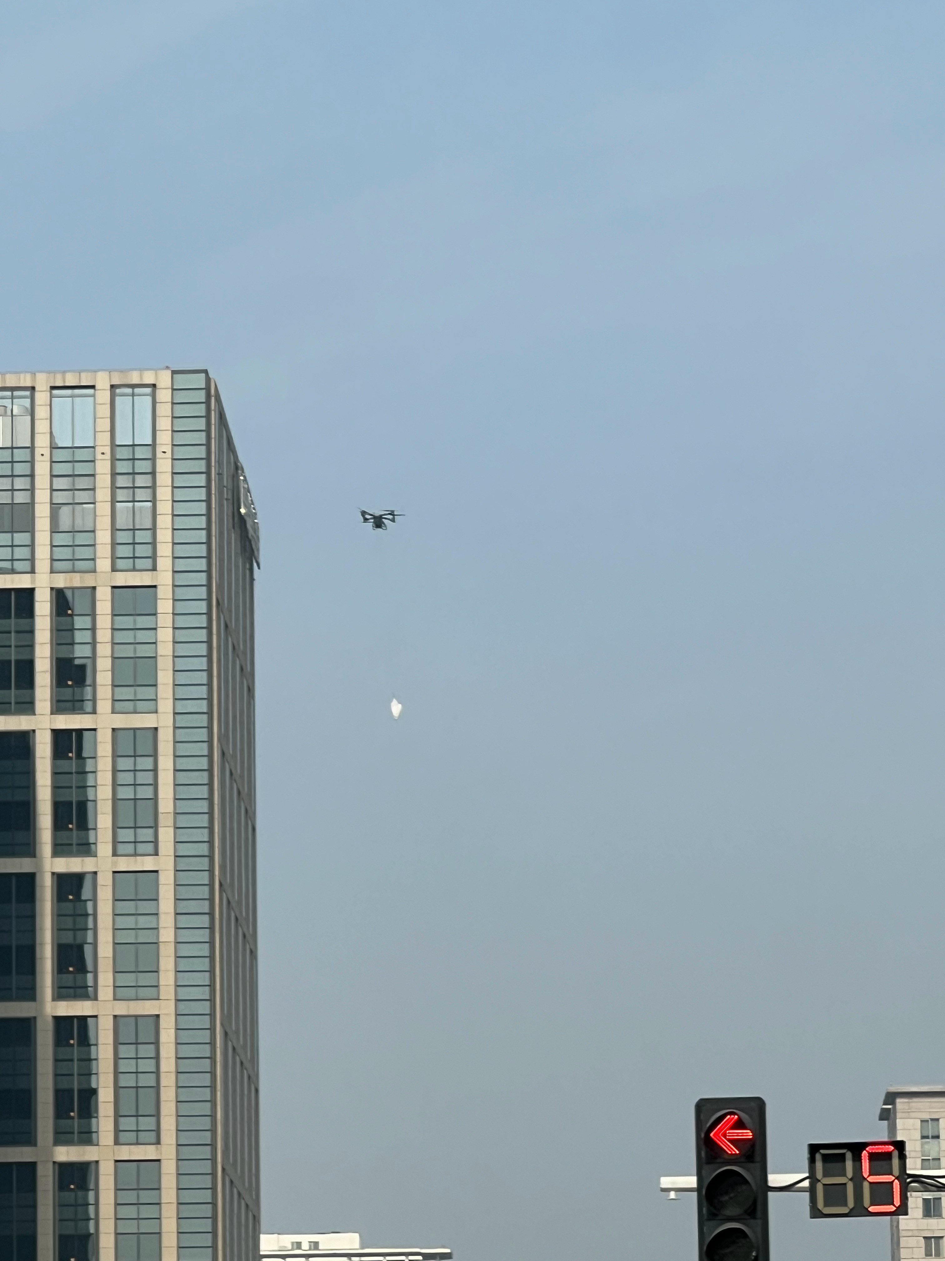 这大号无人机开始送快递了？  ​​​