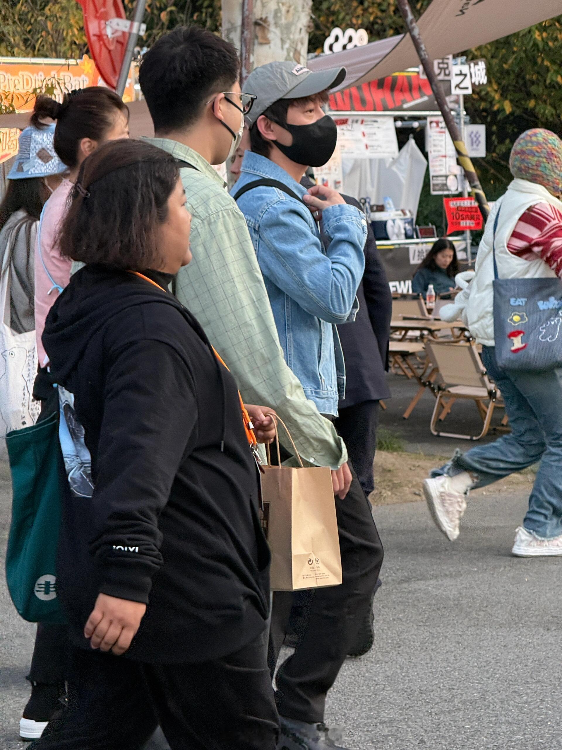 #乌镇偶遇何炅##网友乌镇偶遇何炅# 乌镇偶遇何炅，何老师来支持黄磊了 ​​​