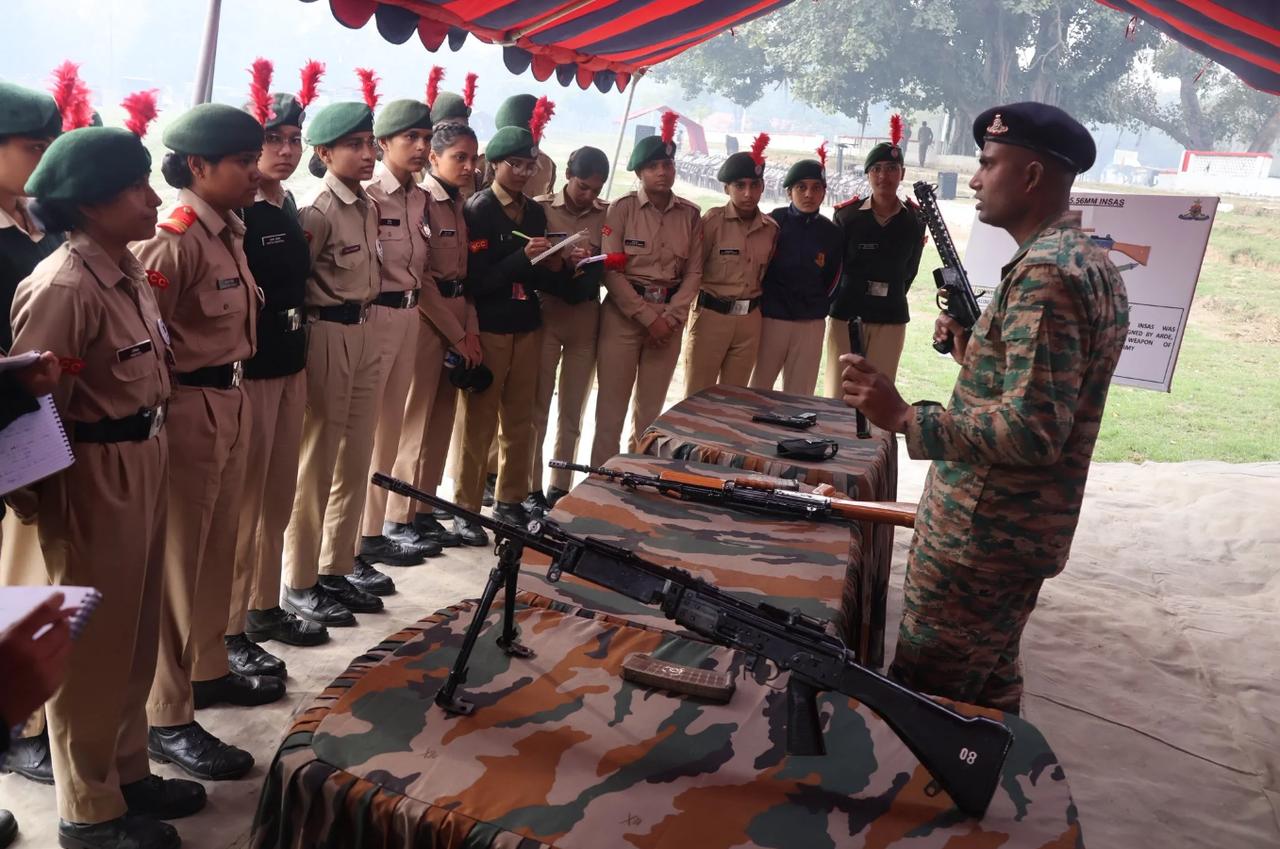 印度警察学校学院在听武器讲解，因萨斯，教官手里拿的是印度制造的斯泰岭冲锋枪