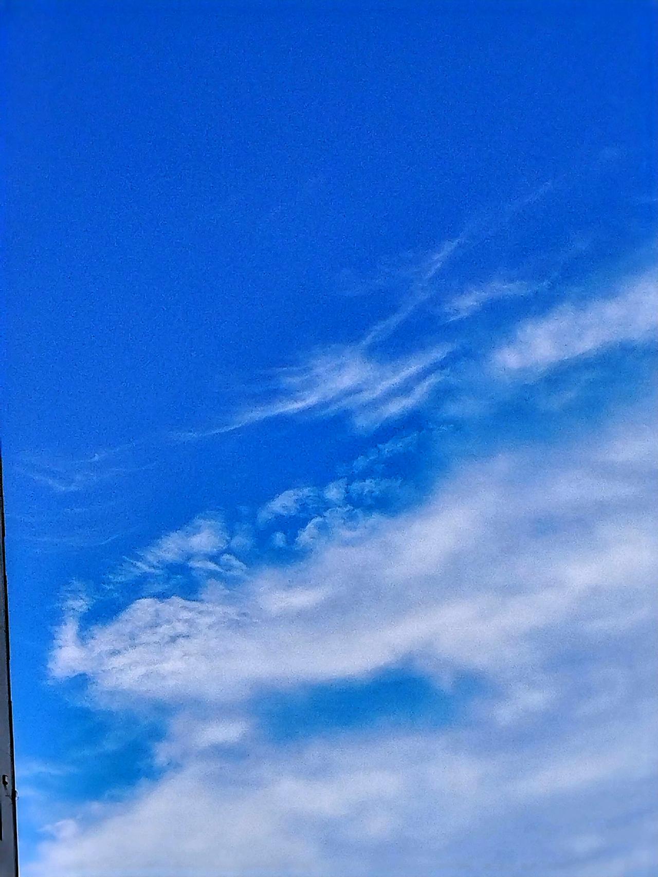 漫步在街头，仰头便能与这白云相遇。阳光透过云层洒下，给城市的建筑都镀上了一层柔和