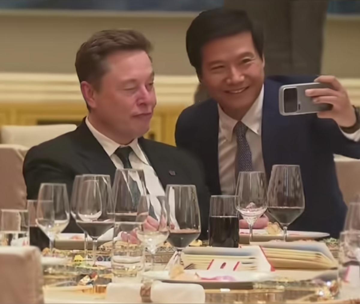 军总还是太权威了，
找偶像合个影居然被群嘲了。
马斯克在商业领域里的地位应该和娱