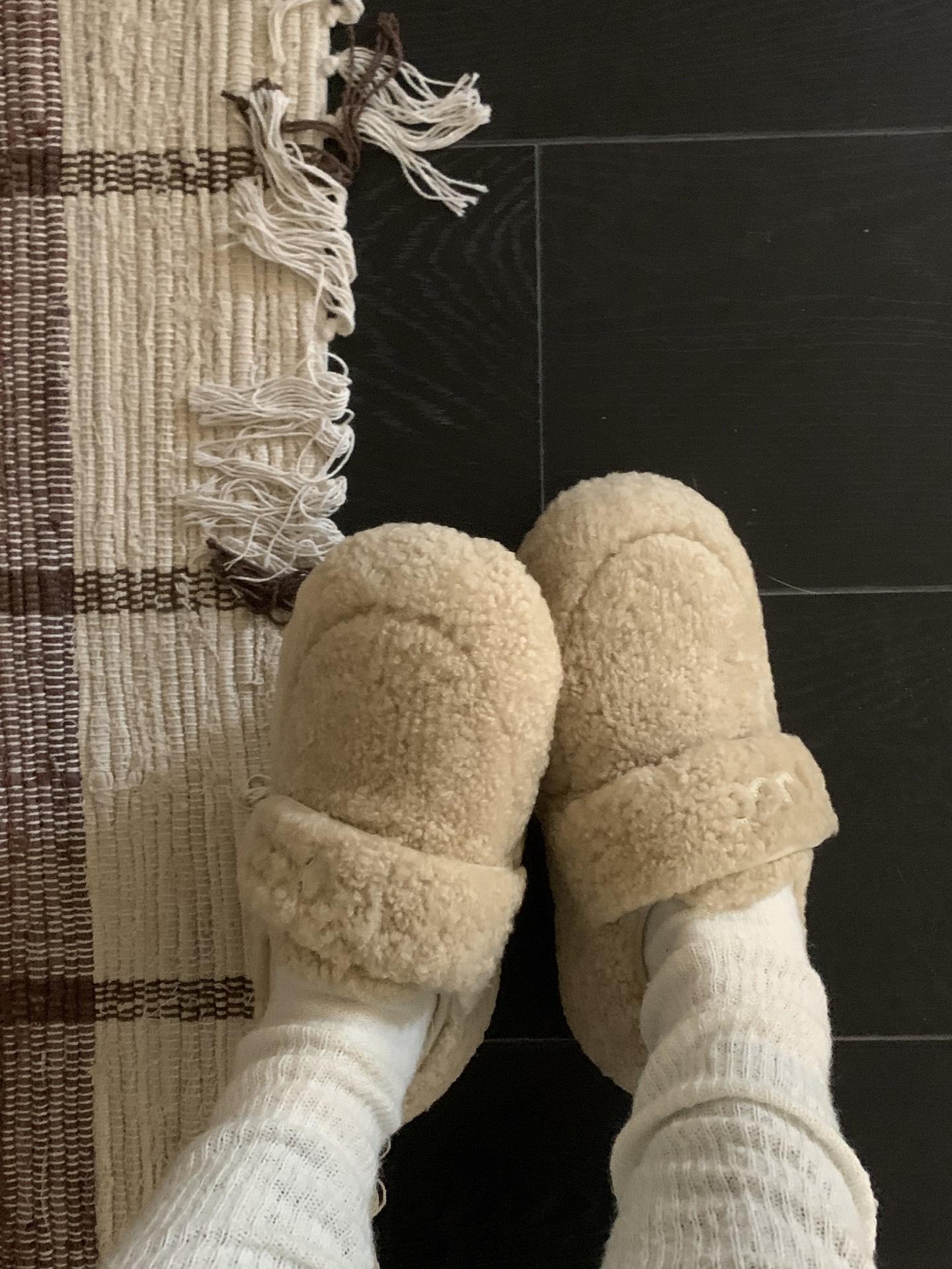 穿上一整个温柔乖乖女。