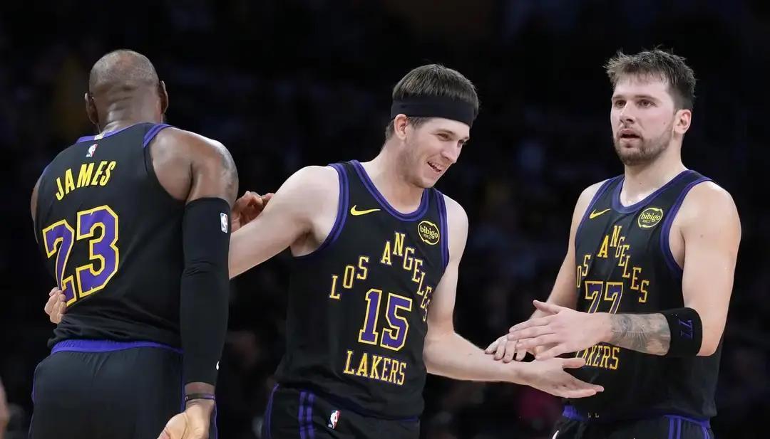 票王没了！老詹首轮仅53万
 
这是詹姆斯20年来第一次跌出西部前三，比东契奇少