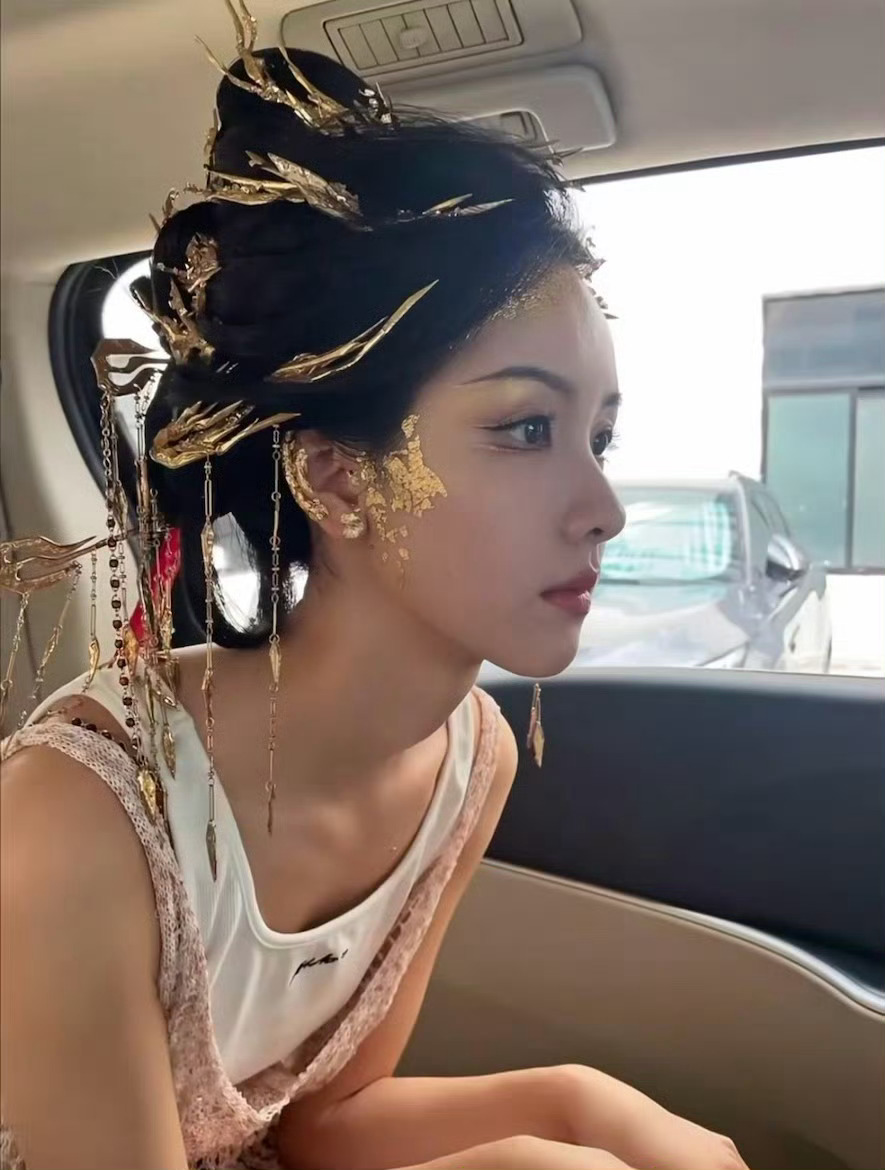 #永夜星河[超话]#  我嘞个大美女镜妖！谁允许你美到天际的啊！只在第一集出现了
