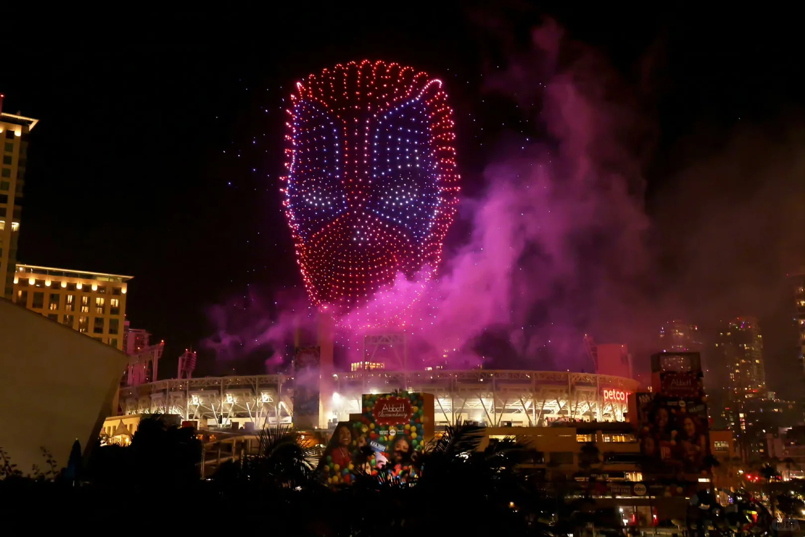 死侍与金刚狼无人机表演！