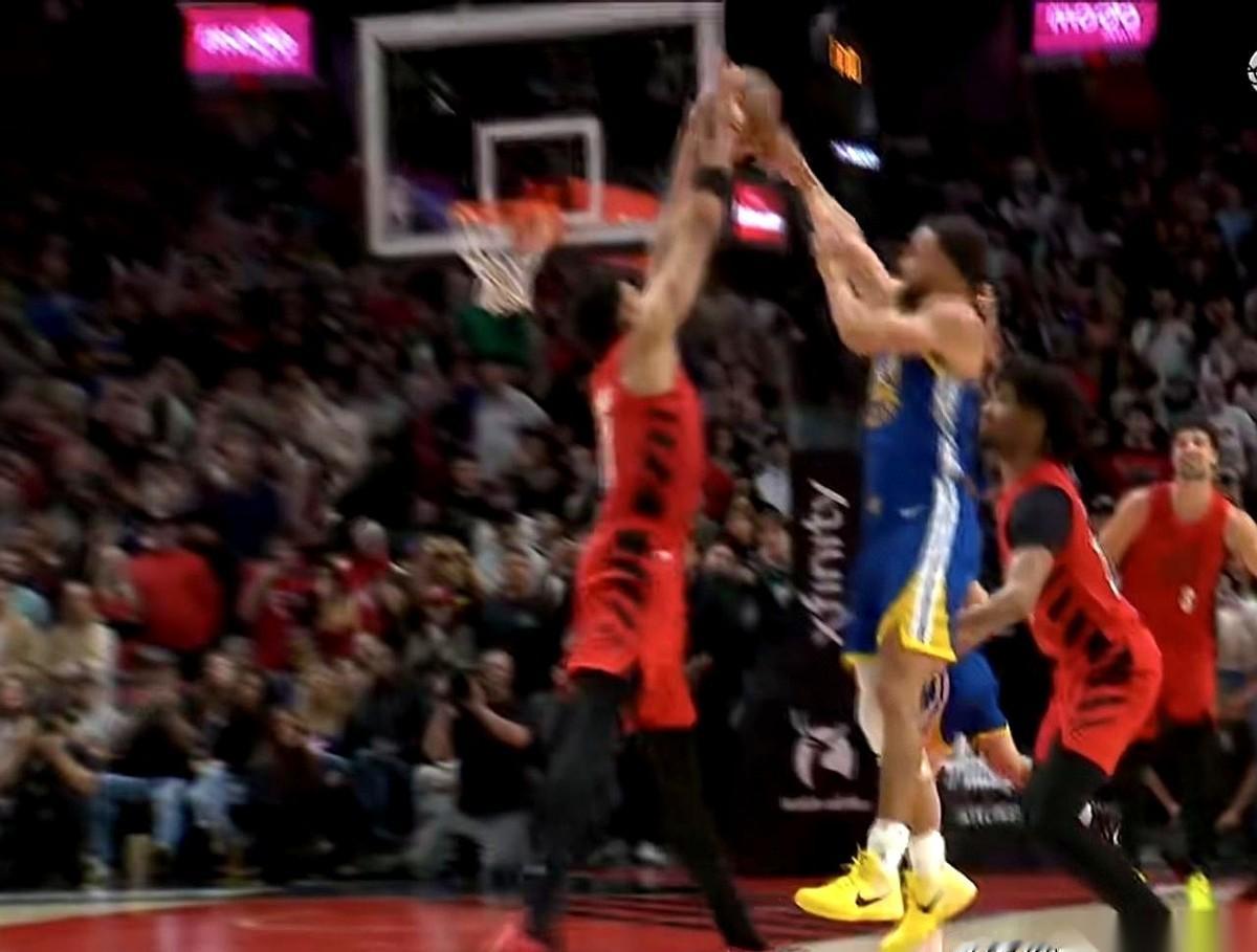 全世界都逼着他赌。
真的，你看最后那几分钟就明白了。他玩儿命往里冲，想靠个上篮解