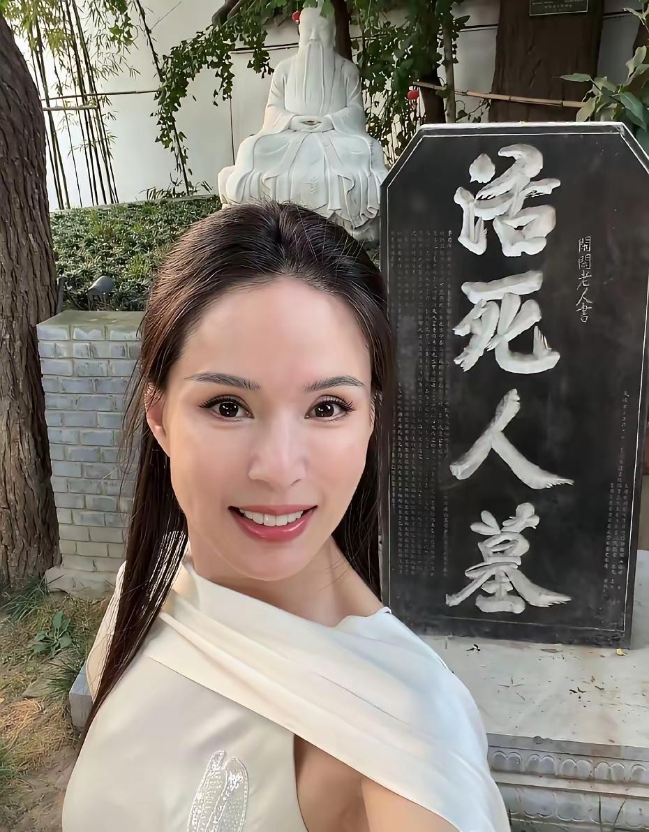 三四十岁的女性，看了李若彤都会焦虑的，我怎么这么老；五六十岁的女性，看了李若彤也