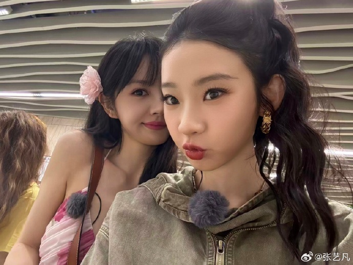 张艺凡分享一些美丽回忆，这些片段里藏着她过往的点滴故事，带着独特的氛围，慢慢勾起