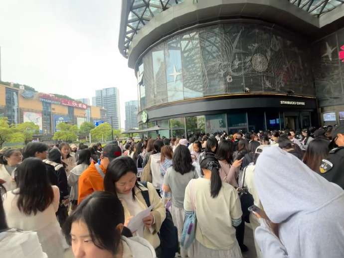 陈奕恒杭州呆Jo米快闪店好多人啊，五一假期杭州必游旅游打卡点.陈奕恒杭州快闪店人