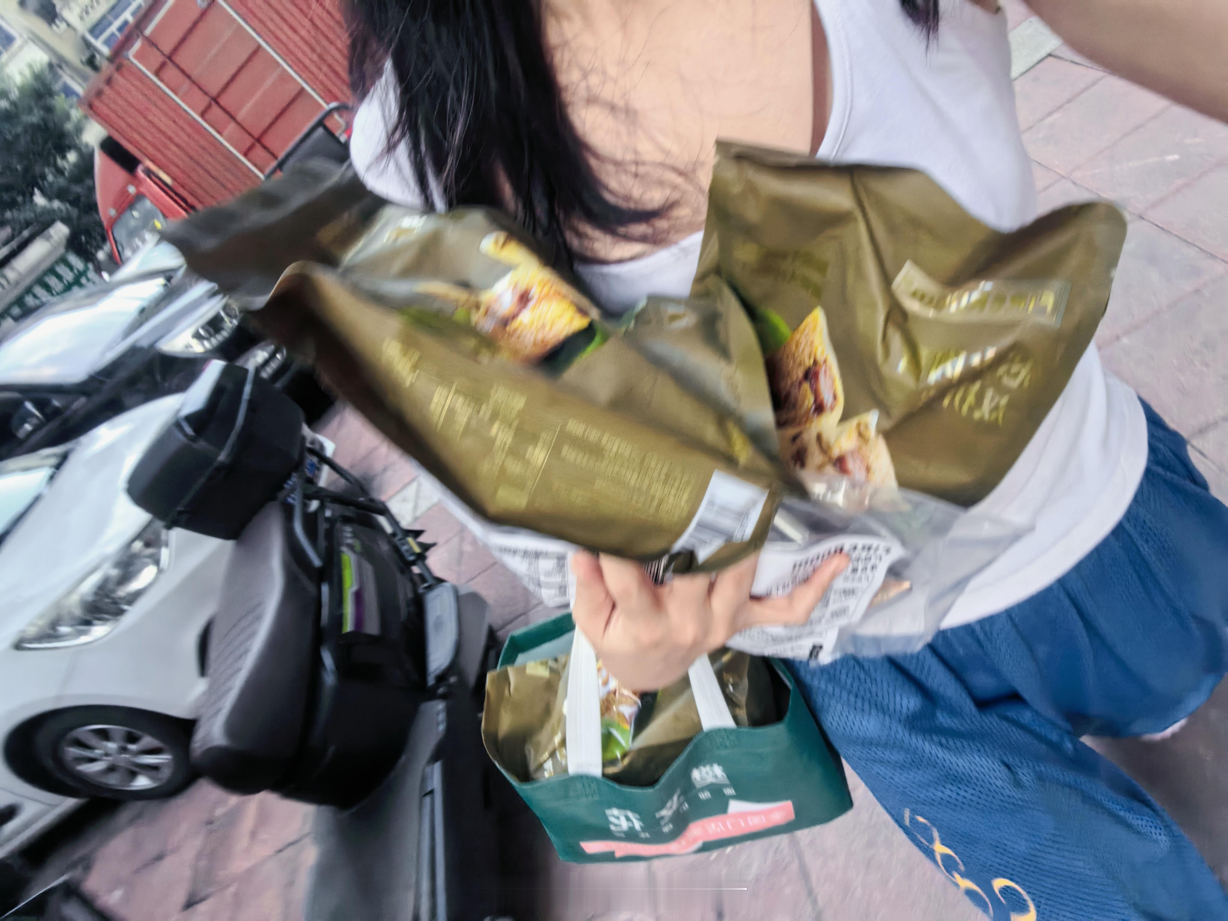 因为不喜欢吃粽子 端午的粽子买回来直接扔冰箱里 前几天想着拿个出来尝尝 酸菜的太