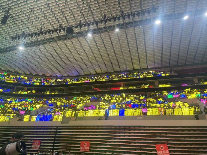 登陆少年演唱会第二场：朱志鑫黄海 张泽禹绿海 苏新皓红海 今天的排面如何？ ​​