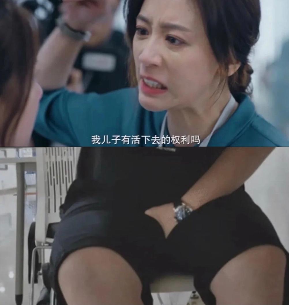 一个女生，
拿着自己的手机对别人隐私部位一顿狂拍，
这是不是也是性骚扰？
且不去