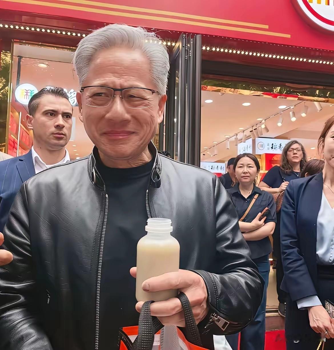 越顶级的人穿衣越单调，
乔布斯永远黑色号领毛衣
扎尔伯格常年灰色T桖
黄仁勋固定