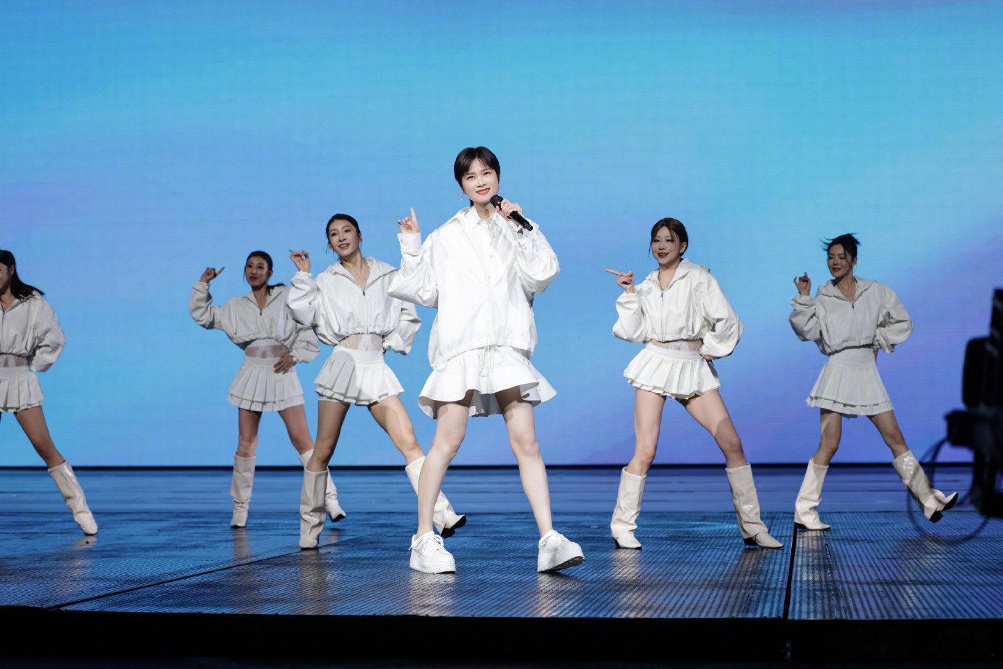 李宇春山东春晚3个舞台看爽了 诚意拉满！李宇春一袭白色衬衫裙亮相山东春晚，连唱《