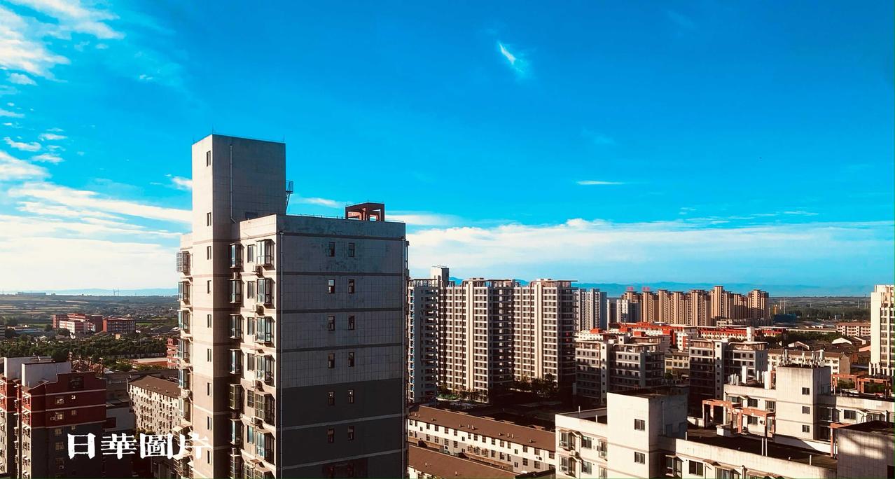 楼阁耸翠云，
城郭接青天。