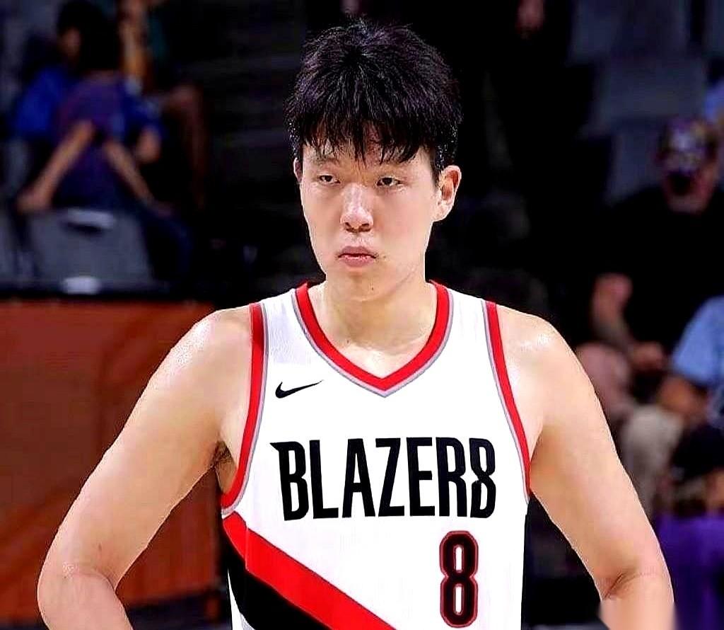 终场前59秒，主场记分牌上，108比120，开拓者进攻的欲望都没了。
教练冲着板