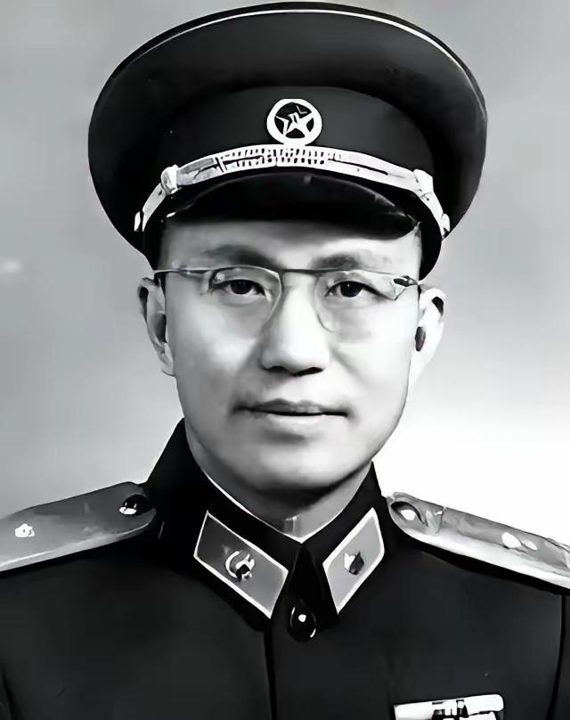 他是开国少将，官至总后勤部副部长，62岁被免职，晚年捡破烂卖钱捐款，捐给贫困山区