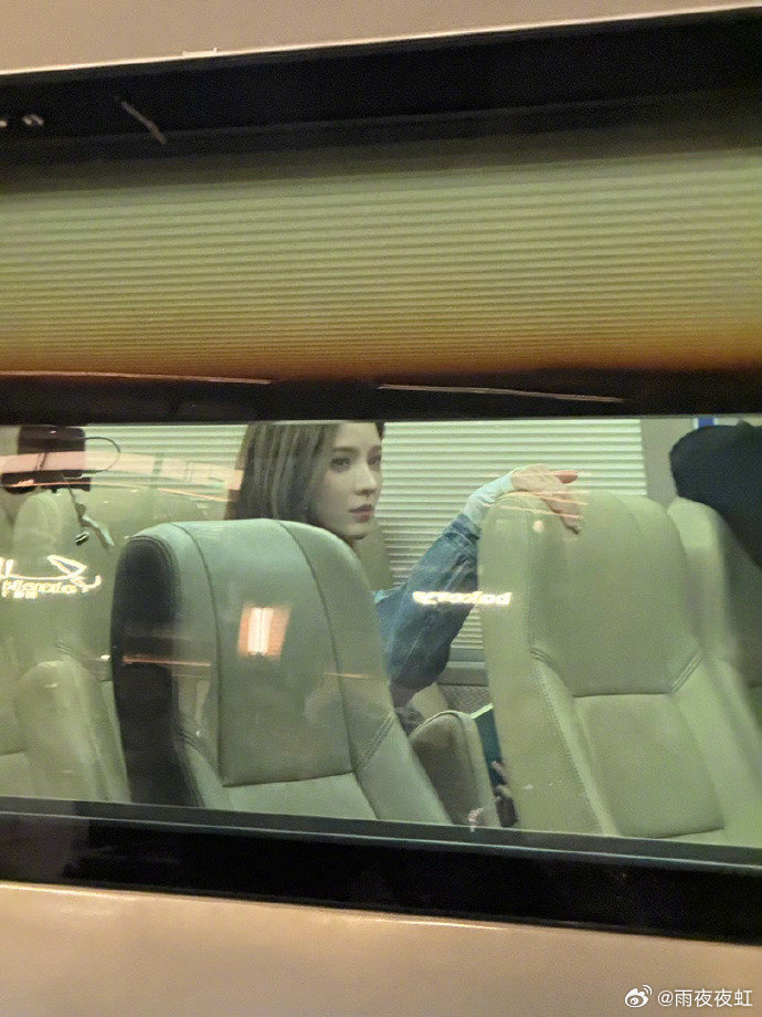 张予曦车窗神图 合伙人 谁还没被张予曦车窗神图戳中！综艺路透里慵懒疏离的氛围感，