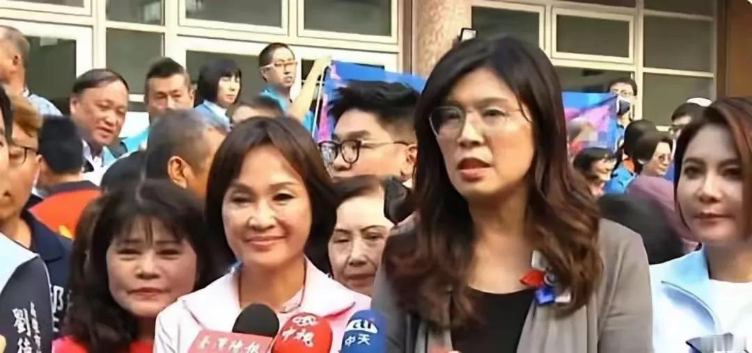 这个站在郑丽文旁边的女人叫柯志恩，是国民党提名的高雄市长参选人 。郑丽文多次给她