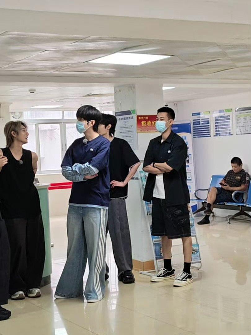 在医院看见刘也李振宁刘彰了从等候填表到排队体检，完整记录了三人办证全过程，生活化