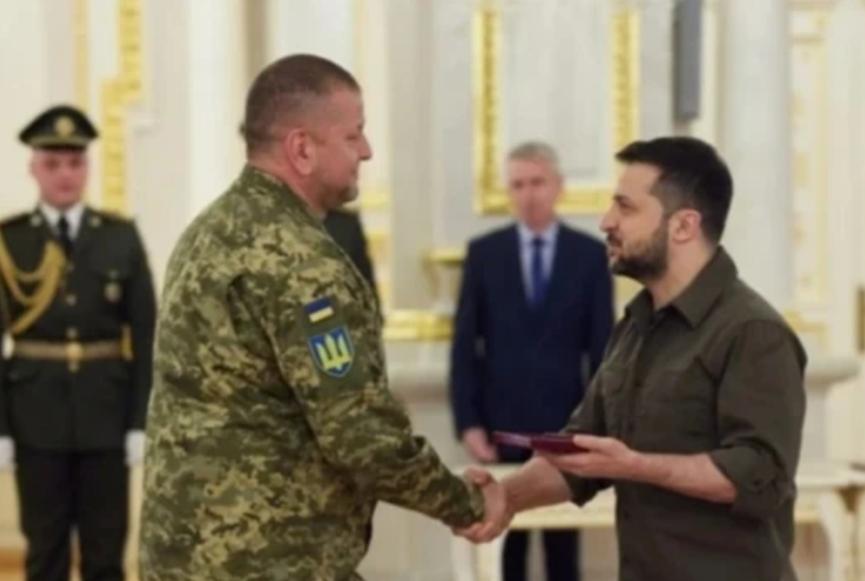 扎卢日内似乎有些按捺不住了，他已经开始不断抨击泽连斯基，为今后的竞争做准备了!