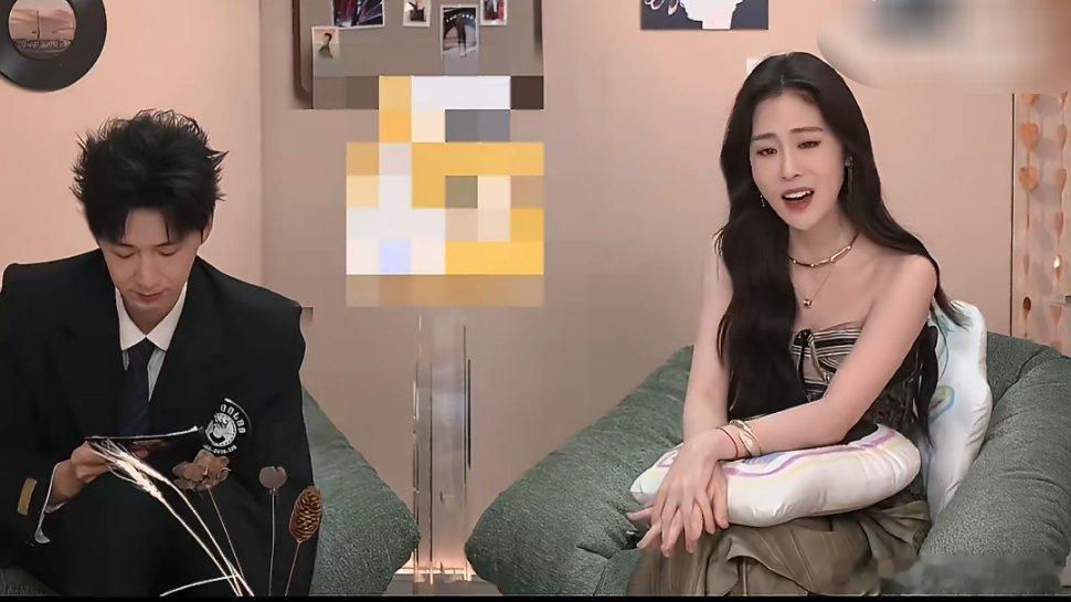 歌手开直播没告诉张碧晨后台还乱糟糟的，张碧晨自顾练起竞演曲《知道》，完全没察觉直
