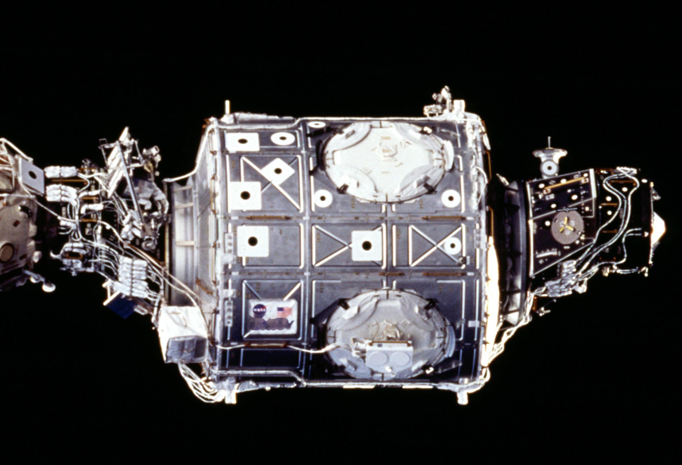 飞扬军事 1998年12月4日，国际空间站的第二个部分团结号节点舱发射升空。20