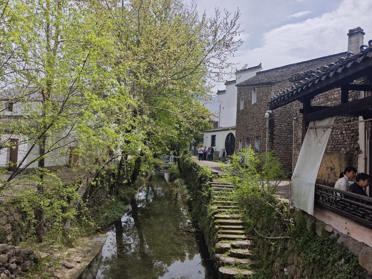 在这个春天让我们记住那些以身赴国、热血守疆的先辈，那些奔赴危难、舍生为民的勇士吧