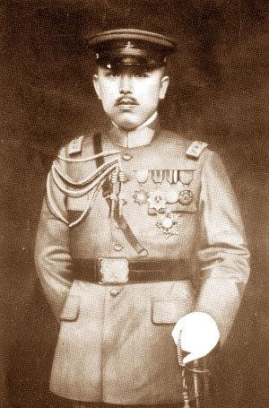 1915年底，昆明。有个叫牛以椿的参军，在军务会议散会后走到门口，忽然觉得肚子不