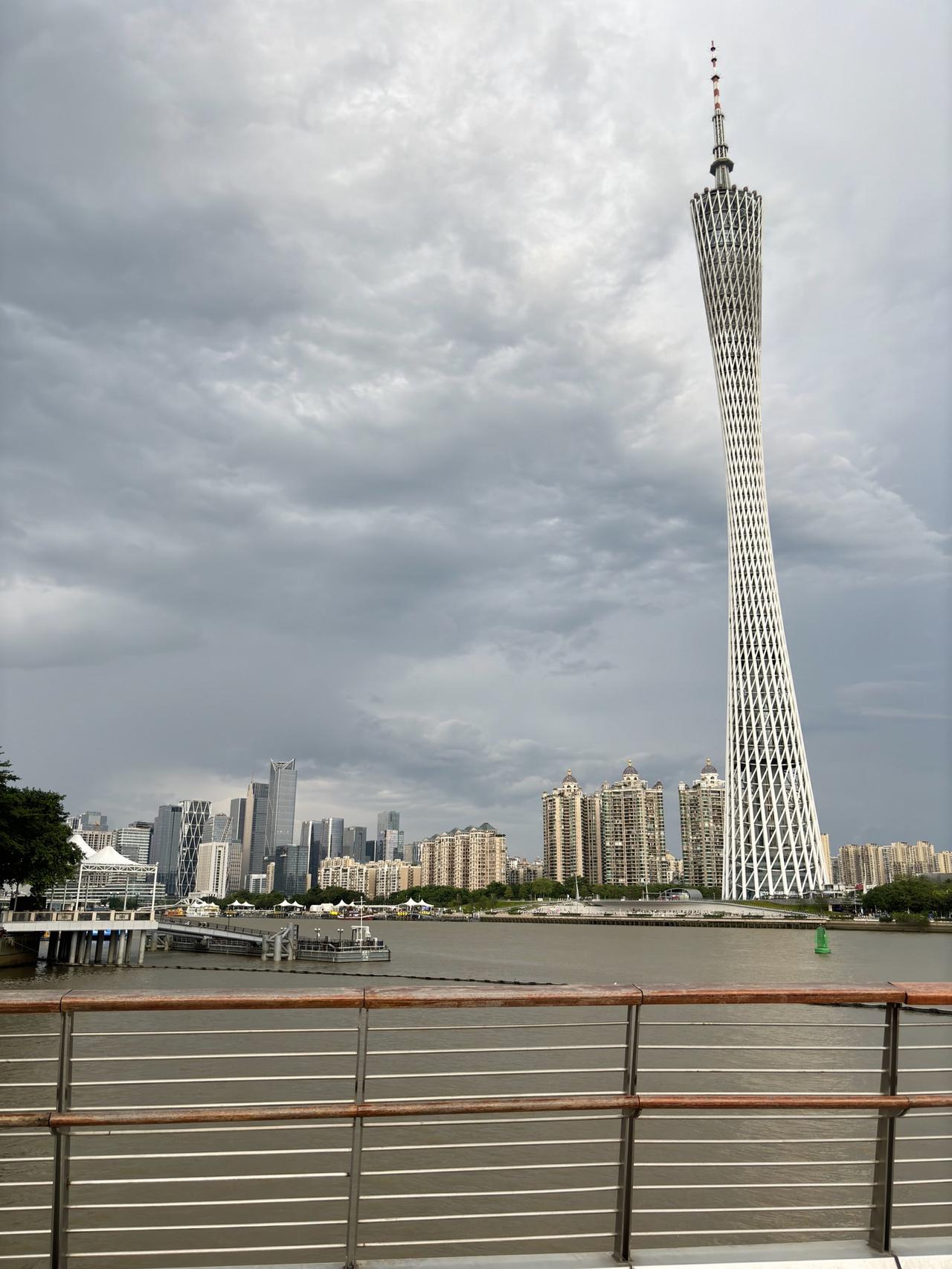 下18点台风红霞来前的广州 前面大太阳后面瞬间变天