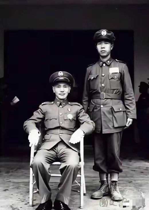 难得一见李鸿与蒋介石的合影。李鸿毕业于黄埔五期，毕生追随孙立人，淞沪会战、缅北对