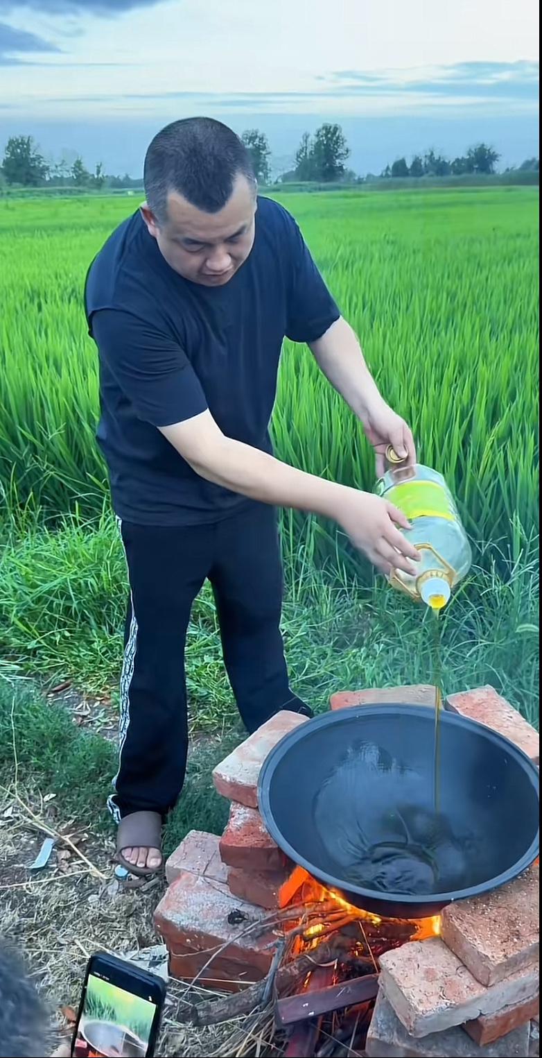 北京坤哥，出手就是王炸，亲手制作小龙虾，又搬出了杀手锏，35000元一瓶的大容量