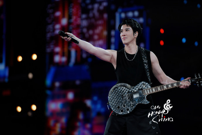 接到了王力宏出道30周年的电话 幸福来得好突然！接到二哥出道30周年电话，30年